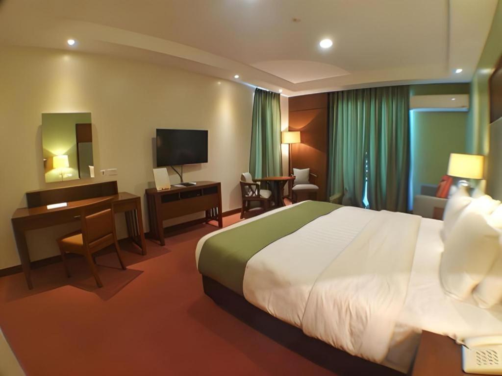 Mansion Garden Hotel Olongapo Exterior foto